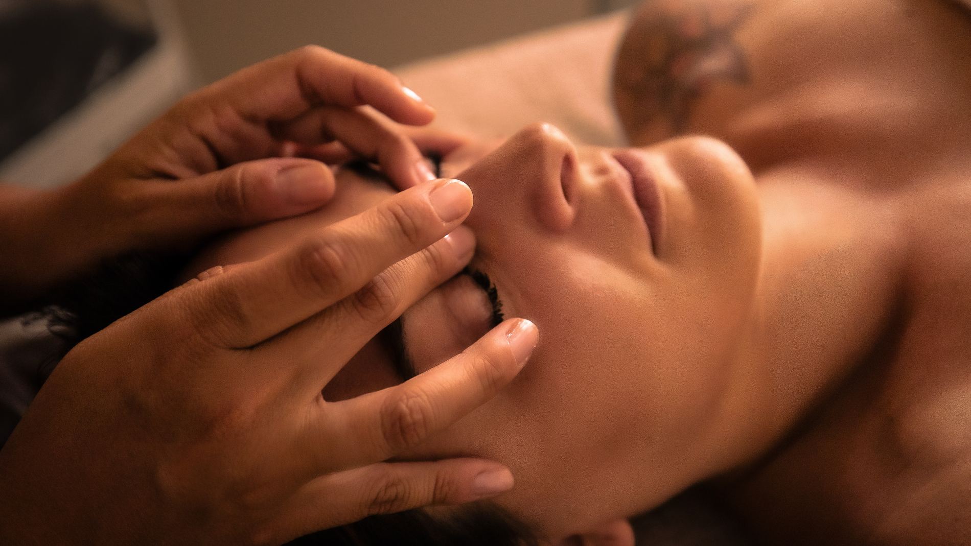 Sanfte Gesichtsmassage im Studio Roots Bodywork