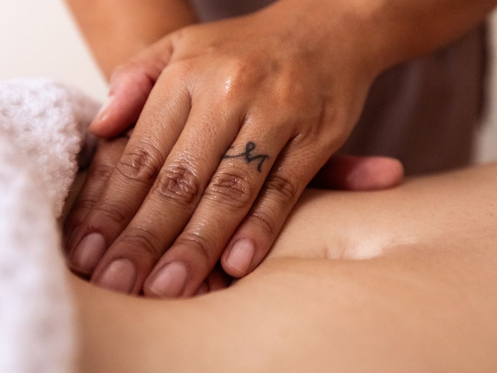 Modellierende Massagegriffe am Rücken