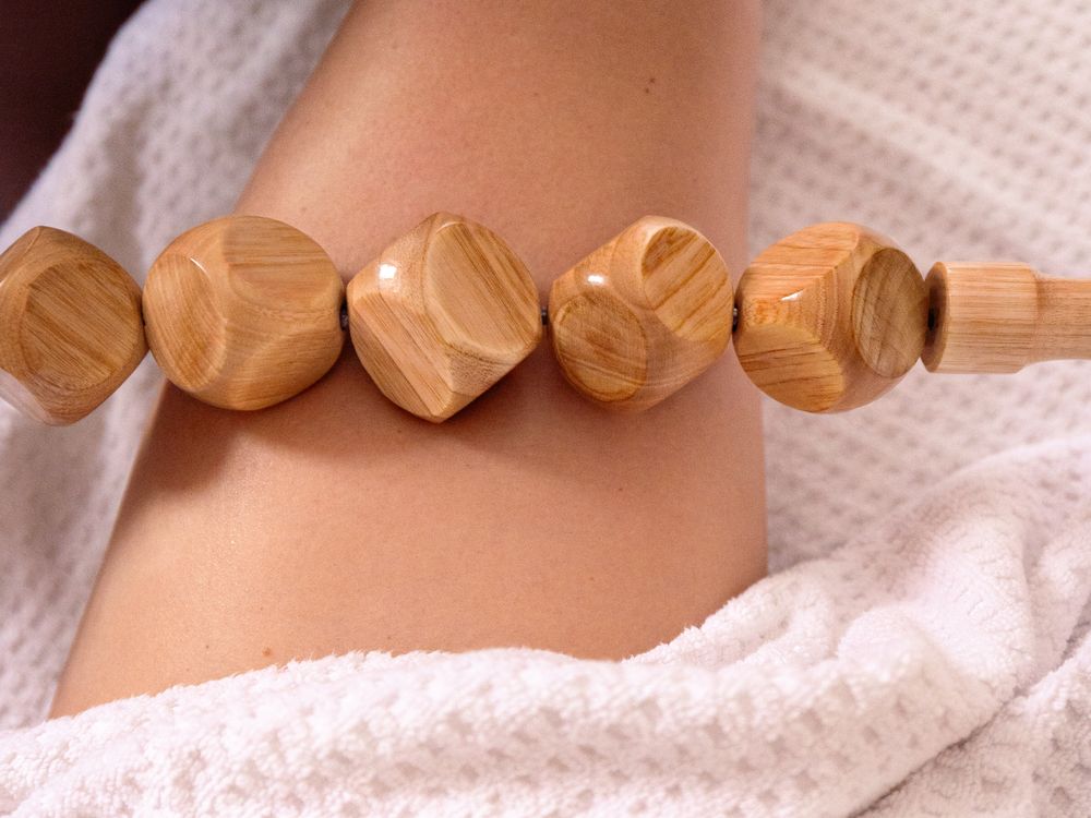 Maderotherapie mit Holzroller am Bein