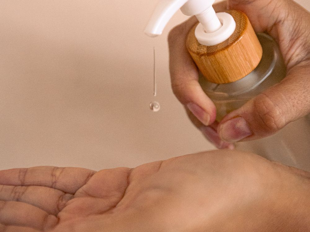 Massageöl wird in die Hand gegeben